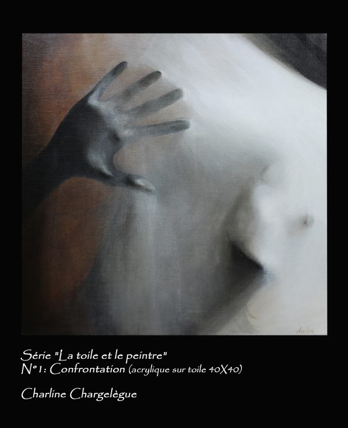 Une main avec un visage  apparaissent derrière la toile, créant une atmosphère mystérieuse, une lutte cachée.