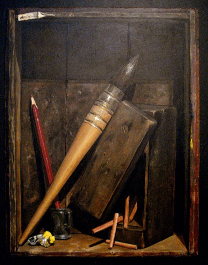 Nature morte.Une scène de nature morte avec des outils de dessin, dont un grand crayon et une boîte en bois.