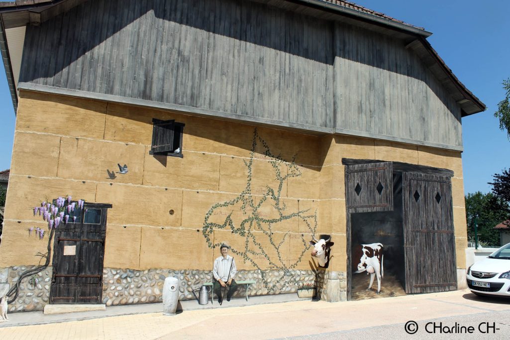 Trompe l'oeil peint. Thème "Patrimoine et Histoire". La bâtie Divisin (38)