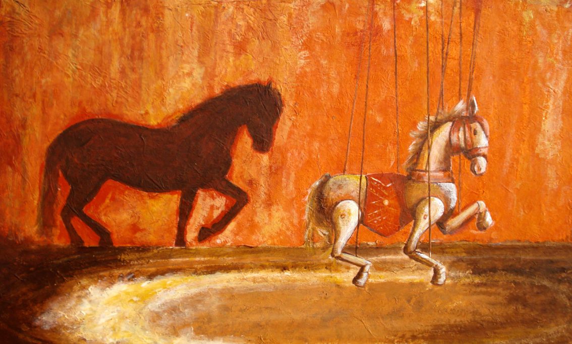 Un cheval ancien en bois avec un ombre d'un cheval en arrière-plan.
