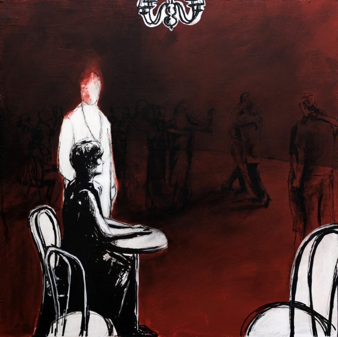 Silhouette d'une personne assise, une autre en arrière-plan dans le décor sombre d'une milonga.