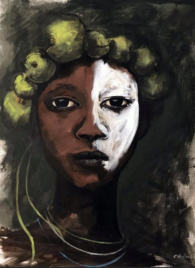 Portrait d'une femme avec un visage partiellement peint en blanc et une couronne de fruits.