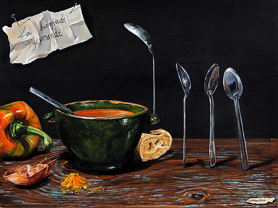 Bol de soupe avec des cuillères, poivron, pain et une note sur une table en bois.