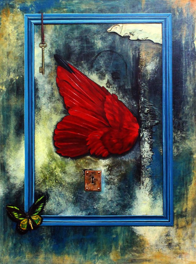 Un cadre bleu avec une aile rouge, une serrure, une clé, un bout de papier déchiré, un papillon et une tête de mort sur un fond abstrait.