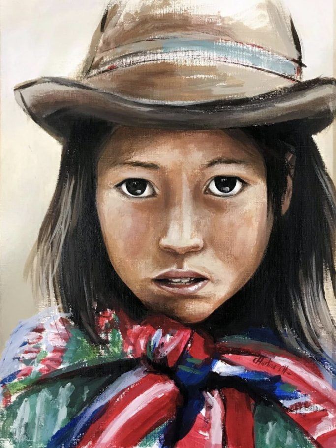 Portrait d'une jeune fille avec un chapeau, portant un foulard coloré et un regard sérieux.