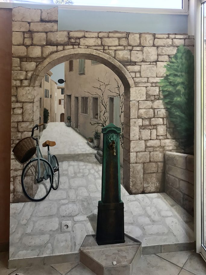 Trompe l'oeil peint. Thème: Ruelle de village. Bourgoin-jallieu (38)
