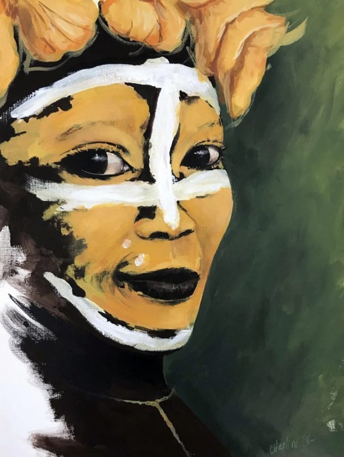 Portrait d'une femme avec des peintures faciales jaunes et blanches sur fond vert.