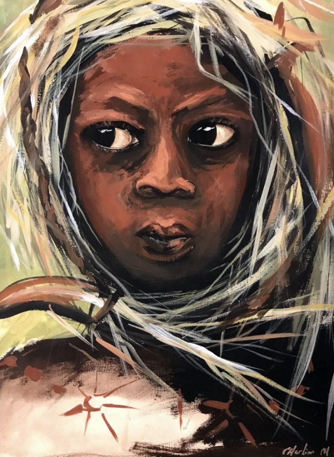 Portrait d'une jeune femme noire au regard intense fixé vers la gauche, avec une coiffe de feuillage