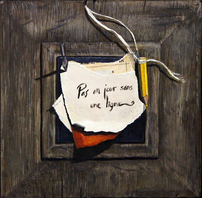 Nature morte.Un morceau de papier avec un message écrit, fixé à un cadre en bois.