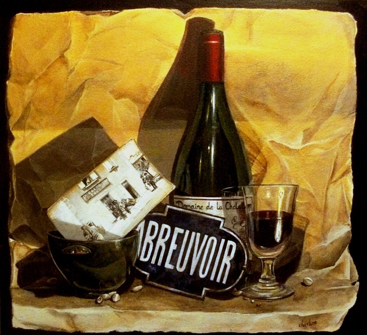 Nature morte. Bouteille de vin rouge, verre, carte postale ancienne et plaque émaillée "ABREVOIR" sur fond texturé papier ancien.