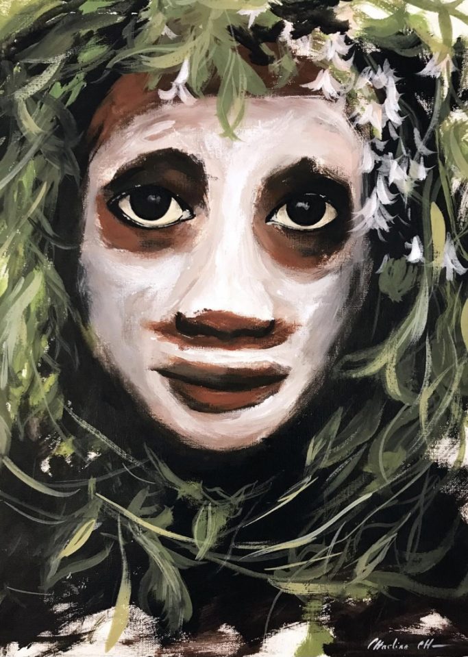 Visage d'une femme noire peint d'argile blanc avec une coiffe de feuillages