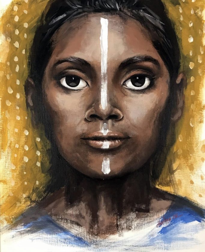 Portrait d'une jeune fille avec des motifs faciaux sur un fond jaune.