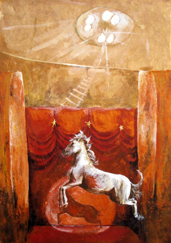 Un cheval blanc sous une lumière d'un décor théâtral.