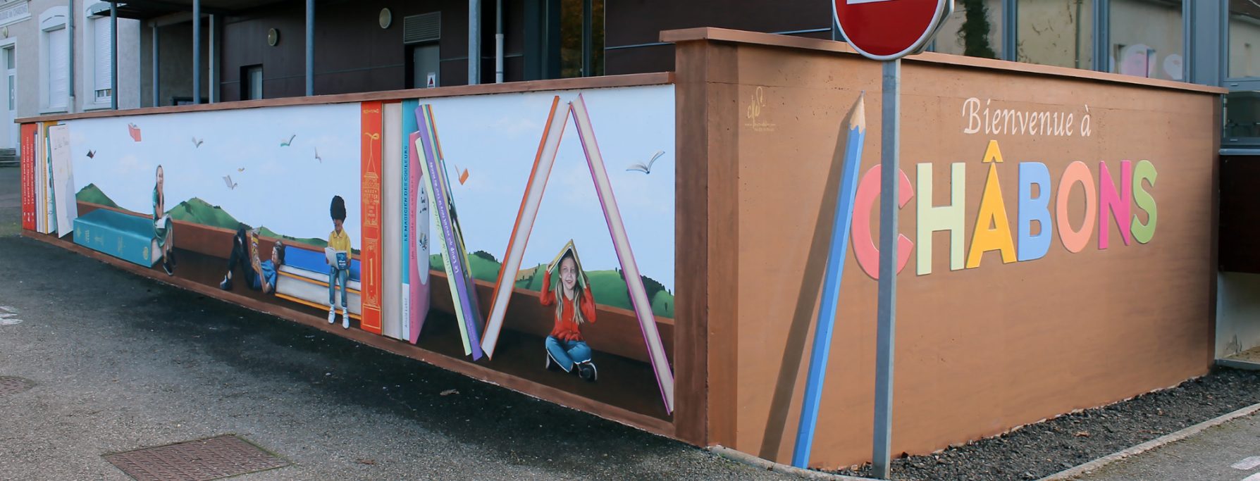 Fresque au réalisme imaginaire... Thème: École, enfant, couleur.
Châbons (38)
